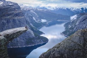 hiking trolltunga